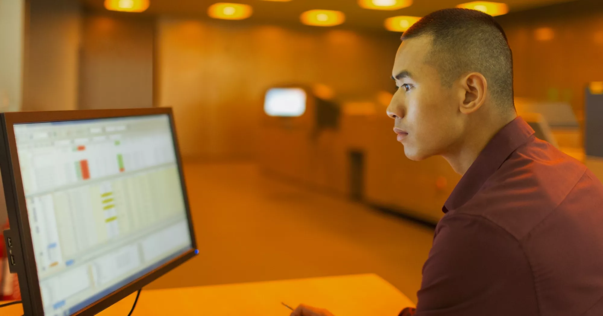 Imagen de un hombre trabajando en un computador de escritorio